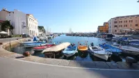 Potopna zapornica na vhodu v veliki mandrač bi pred visokim 
plimovanjem zaščitila objekte na Tartinijevem in Zelenjavnem 
trgu. 
