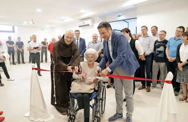 Slavnostni trak v prenovljenih prostorih na Sveti Gori so prerezali 
pater Bogdan  Knavs,  dolgoletna prostovoljka in  ravnateljica 
Škofijske karitas Koper  Jožica Ličen in  minister  za Slovence v 
zamejstvu in po svetu Matej Arčon.     