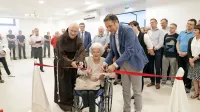 Slavnostni trak v prenovljenih prostorih na Sveti Gori so prerezali 
pater Bogdan  Knavs,  dolgoletna prostovoljka in  ravnateljica 
Škofijske karitas Koper  Jožica Ličen in  minister  za Slovence v 
zamejstvu in po svetu Matej Arčon.     