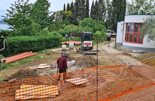 Najbolj dotrajan in potreben sanacije je bil interni kanalizacijski sistem OŠ  Antona Ukmarja na Markovcu.