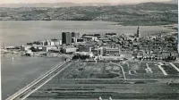 



Koper, razglednica, odposlana 19. junija 1966. Razglednica Kopra 
iz 60. let, ko je zgodovinsko jedro Kopra doživelo intenziven razvoj 
z moderno novogradnjo, obenem pa izgubilo svoj otoški značaj. 
Hrani Goriški muzej.