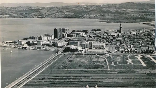 



Koper, razglednica, odposlana 19. junija 1966. Razglednica Kopra 
iz 60. let, ko je zgodovinsko jedro Kopra doživelo intenziven razvoj 
z moderno novogradnjo, obenem pa izgubilo svoj otoški značaj. 
Hrani Goriški muzej.