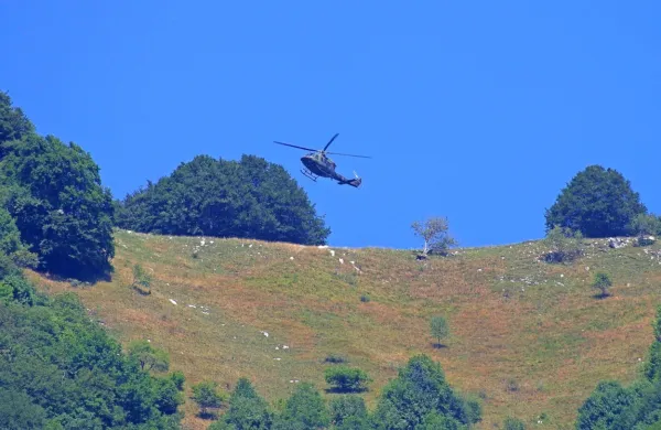 Jadralno padalko, ki je na kraju nesreče podlegla poškodbam, so 
s policijskim helikopterjem prepeljali v Tolmin. Fotografija je 
simbolična.