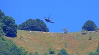Jadralno padalko, ki je na kraju nesreče podlegla poškodbam, so 
s policijskim helikopterjem prepeljali v Tolmin. Fotografija je 
simbolična.