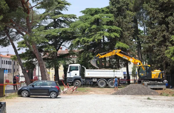 Park so že skrčili,  v prihodnjih dneh ga bodo še bolj. Levji grad je sprva napovedovalo podjetje IP Obala, 
potem ko je pristalo v izvršilnem postopku, pa je zemljišče pred štirimi leti kupil  Grafist.    
