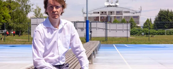 “Določeni poklici so tako dobro plačani, da si predstavniki 
kupujejo stanovanja sredi Ljubljane, znotraj iste branže, denimo 
zdravstva, pa so drugi poklici, ki po vseh kriterijih tudi ob rednih 
zaposlitvah sodijo v skupino prekarcev,” opozarja Črt Poglajen.