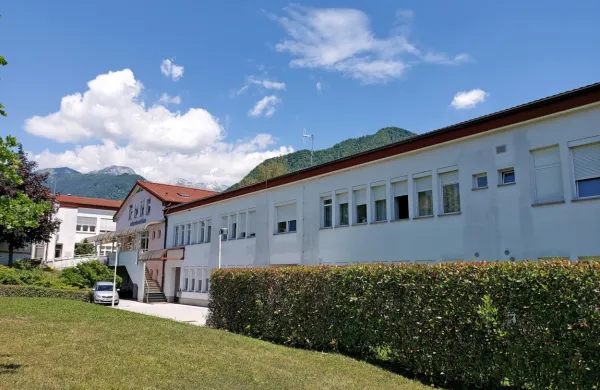 Za prenovo dveh stavb,  ki bo stala 4,4 milijona evrov, je občina 
Tolmin dobila 1.4 milijona nepovratnega denarja.  