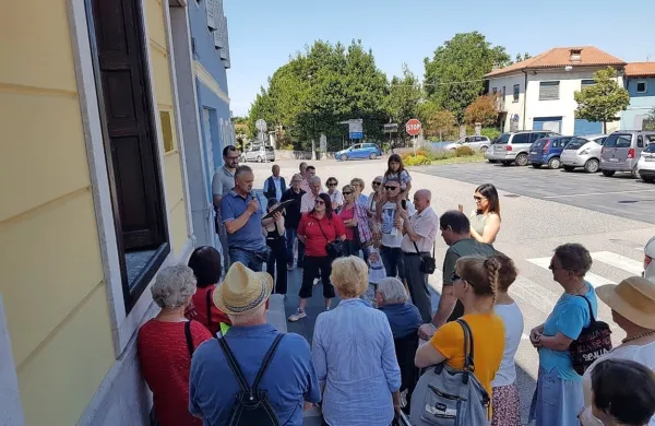 Kipu Andreja Budala na Erjavčevi ulici v Novi Gorici se je na 50. 
obletnico njegove smrti pridružila plošča v Štandrežu. Odkril jo je 
pisateljev vnuk Marko.