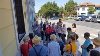Kipu Andreja Budala na Erjavčevi ulici v Novi Gorici se je na 50. 
obletnico njegove smrti pridružila plošča v Štandrežu. Odkril jo je 
pisateljev vnuk Marko.