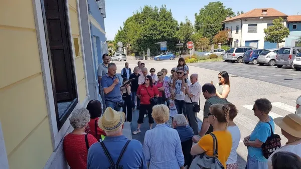 Kipu Andreja Budala na Erjavčevi ulici v Novi Gorici se je na 50. 
obletnico njegove smrti pridružila plošča v Štandrežu. Odkril jo je 
pisateljev vnuk Marko.