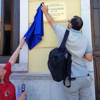    Kipu Andreja Budala na Erjavčevi ulici v Novi Gorici se je na 50. 
obletnico njegove smrti pridružila plošča v Štandrežu. Odkril jo je 
pisateljev vnuk Marko.