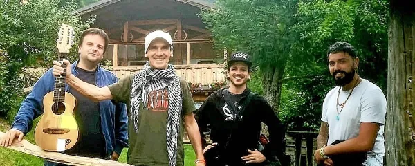 Eden izmed Andrejevih idolov je tudi špansko-francoski kantavtor 
Manu Chao.  