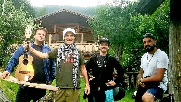 Eden izmed Andrejevih idolov je tudi špansko-francoski kantavtor 
Manu Chao.  