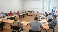 Občinski   svetniki imajo zelo različne poglede na temo  zemljišč na 
območju Lakenessa.     