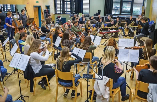 Revijski orkester NOVA te dni vneto vadi za nedeljski koncert ob 
25-letnici Glasbenega društva NOVA. 
