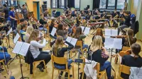 Revijski orkester NOVA te dni vneto vadi za nedeljski koncert ob 
25-letnici Glasbenega društva NOVA. 