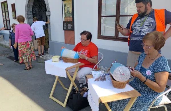 Na ulicah se, tako kot njega dni, kleklja samo še na festivalih 
idrijske čipke.  