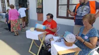 Na ulicah se, tako kot njega dni, kleklja samo še na festivalih 
idrijske čipke.  