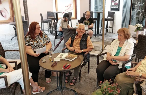 Tone Peršak o romanih, štopanju in društvu kar za barsko mizico