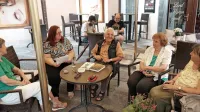 Tone Peršak o romanih, štopanju in društvu kar za barsko mizico