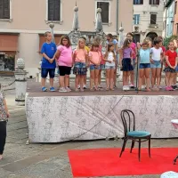 Tone Peršak o romanih, štopanju in društvu kar za barsko mizico