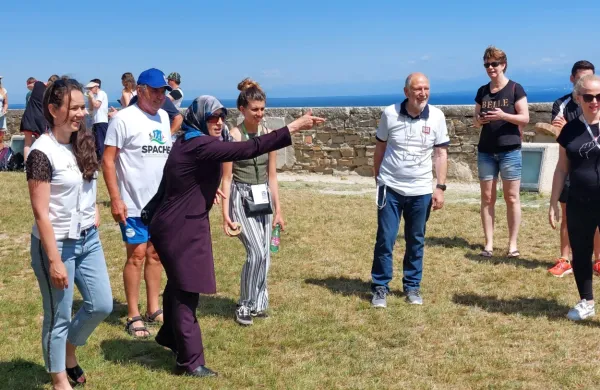 V škuljanju se je priložnostno pomerila pisana mednarodna 
množica.