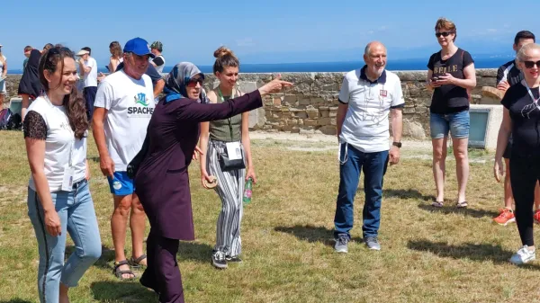 V škuljanju se je priložnostno pomerila pisana mednarodna 
množica.