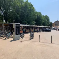 Na puljski tržnici v središču mesta poteka  poslovanje lahko malo 
bolj po domače, zato je mogoče plačati tudi v evrih. 