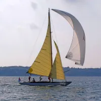 Naknadno sta zakonca Mlakar nadgradila jadrnico Galeb tako, da 
sta povišala trup in postavila kabino. 