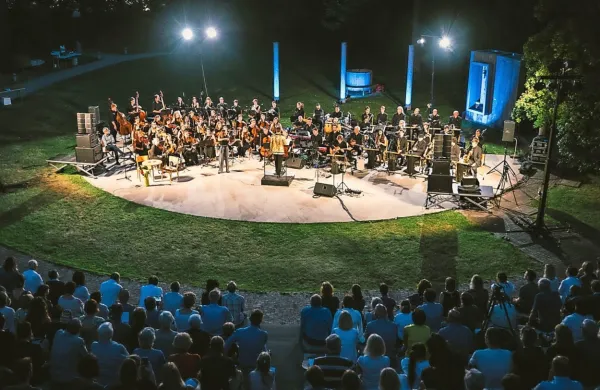 Revijski orkester NOVA je v nedeljo z gosti pričaral glasbeno 
pravljico in obeležil 25 let delovanja GD NOVA.