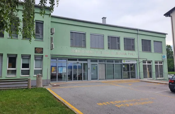 Za red in disciplino znotraj pivške zdravstvene postaje in zunaj nje bo v času delovanja metadonske ambulante  skrbel varnostnik.