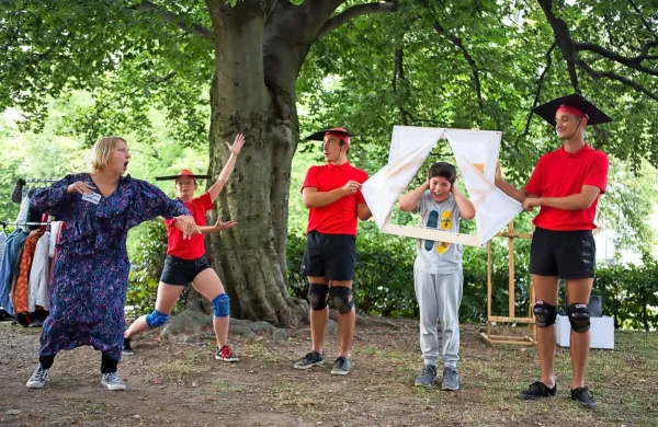 Ulični impro kviz briše meje med nastopajočimi in občinstvom. 