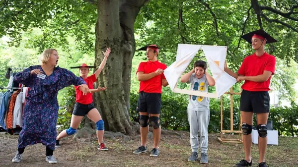 Ulični impro kviz briše meje med nastopajočimi in občinstvom. 