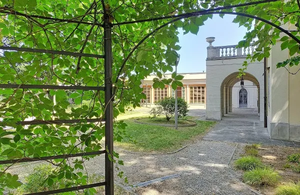 Vrt zgodovinske rezidence družine Sartorio v Trstu bo večkrat 
prizorišče poletnih ponovitev predstav Slovenskega stalnega 
gledališča.