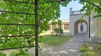 Vrt zgodovinske rezidence družine Sartorio v Trstu bo večkrat 
prizorišče poletnih ponovitev predstav Slovenskega stalnega 
gledališča.
