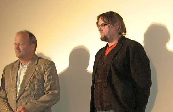 Slikar Rafael Terpin ter režiser in scenarist Dušan Moravec na 
premieri dokumentarca Klanec do doma
