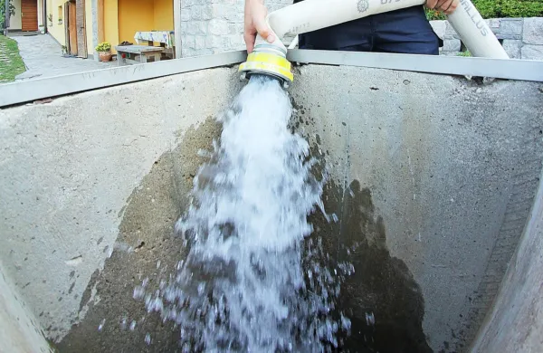 Gasilci v višje ležeče predele kanalske občine vodo dovažajo s cisternami, ki jo polnijo v dolini, zato je je tudi 
tam manj. Težave se pojavljajo tudi po Vipavski dolini.  