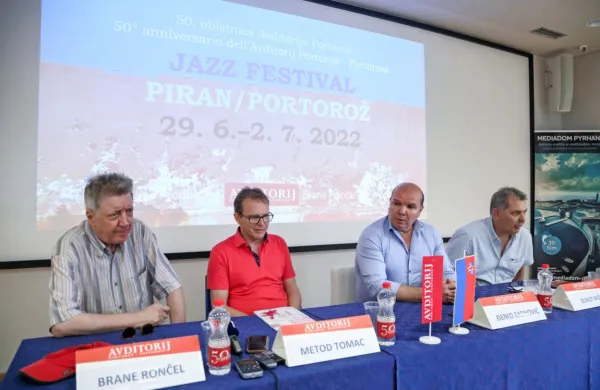 Na svetovni dan glasbe, 21. junija, so (z leve) Brane Rončel, Metod Tomac, župan Đenio Zadković in direktor Avditorija Portorož Borut Bažec v 
Piranu predstavili dva glasbena festivala, ki bosta tudi ob podpori ministrstva za kulturo in TZ Portorož obogatila glasbeno ponudbo v Istri.    