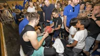 Na včerajšnjem treningu  se je ob igrišču zbralo tudi veliko število 
najmlajših navijačev, ki so navdušeno pozdravili Luko Dončića, ki  
si je zanje vzel čas za selfije in potrpežljivo podpisoval avtograme. 