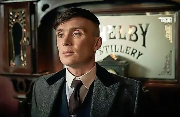 Cillian Murphy je izvrstno upodobil Thomasa Shelbyja, ki ga tarejo 
številni “demoni”, v zadnji sezoni pa se je vsaj rešil alkoholne 
omame.
