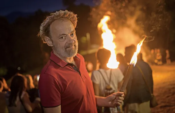 Roman Rozina je dogajanje romana Sto let slepote postavil v 
Zasavje. V pogovoru z novinarko Ksenijo Horvat pred razglasitvijo 
je med drugim povedal, da je v njem v osnovi skušal prikazati 
človeško zgodbo v zanimivem 20. stoletju, ki jo je zanalašč postavil 
v to okolje.
