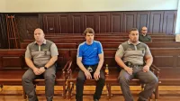 Matjaž Eržen (v sredini) je bil po ugotovitvah sodišča med 
kaznivimi dejanji neprišteven, zato mu je določilo obvezno 
psihiatrično zdravljenje v zavodu. 