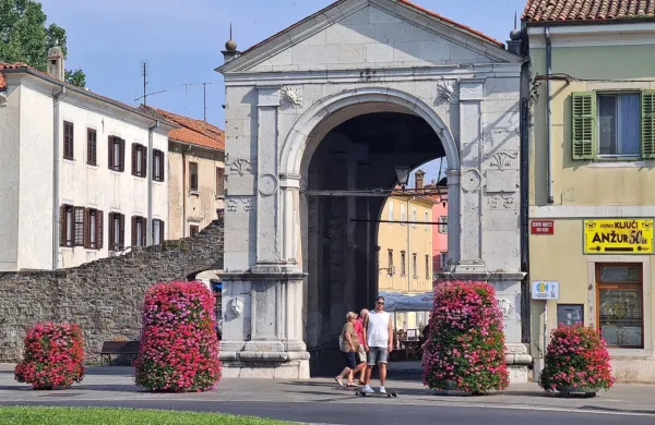    V občini so po opozorilih, da cvetlična korita zakrivajo pogled na 
zgodovinska vrata Muda, dve že  umaknili. 