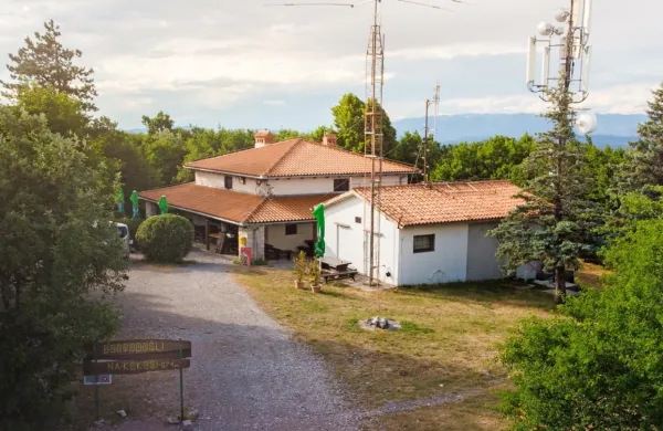 Najemnik Matjaž Cotič je s  Planinskim društvom Sežana vendarle 
dosegel dogovor glede energetske sanacije koče na Kokoši.