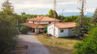 Najemnik Matjaž Cotič je s  Planinskim društvom Sežana vendarle 
dosegel dogovor glede energetske sanacije koče na Kokoši.