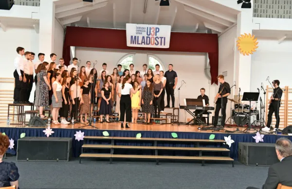 Na Škofijski gimnaziji Vipava so slovesen in mladostno obarvan 
zaključek šolskega leta obeležili tudi s  praznovanjem 30. obletnice 
njenega delovanja. 