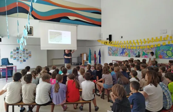 Učencem so položili na dušo, naj bodo previdni, ko vstopajo v 
vodo ali plavajo v njej. 