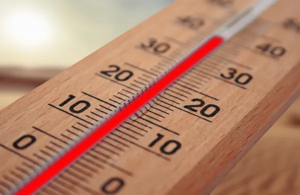 Zaradi ekstremnih temperatur je nujno zadrževanje v primerno 
ohlajenih prostorih, pa naj gre za počitek, delo ali rekreacijo.   