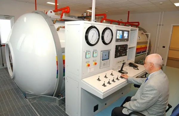 



V hiperbarični komori katinarske bolnišnice so v nedeljo zdravili tudi koprska gasilca potapljača.





