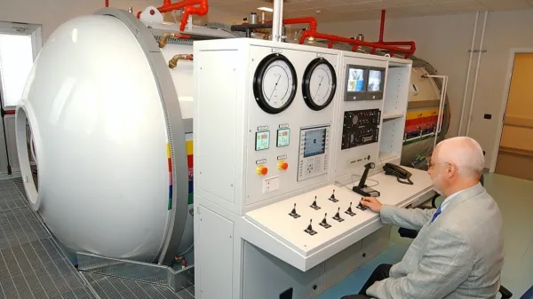 



V hiperbarični komori katinarske bolnišnice so v nedeljo zdravili tudi koprska gasilca potapljača.





